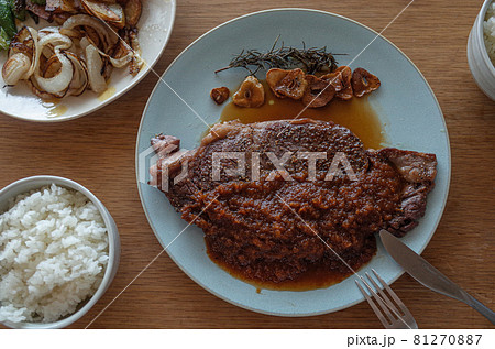 ガーリックステーキがメインの食卓 ガーリックステーキがメインの食卓 81270887