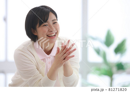 笑顔の介護士イメージ 81271820