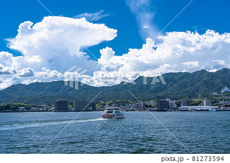 《広島県》夏空の瀬戸内海・宮島フェリー 《広島県》夏空の瀬戸内海・宮島フェリー 81273594