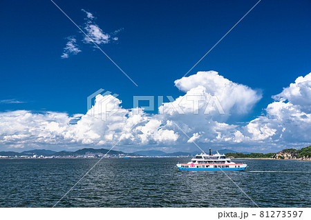 《広島県》夏空の瀬戸内海・宮島フェリー 81273597