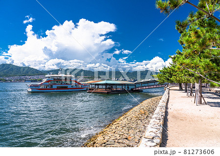 《広島県》夏空の瀬戸内海・宮島フェリー 81273606