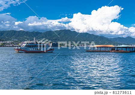 《広島県》夏空の瀬戸内海・宮島フェリー 81273611