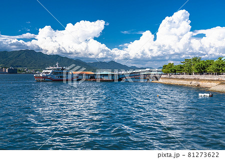 《広島県》夏空の瀬戸内海・宮島フェリー 《広島県》夏空の瀬戸内海・宮島フェリー 81273622