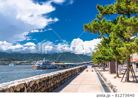 《広島県》夏空の瀬戸内海・宮島フェリー 81273640