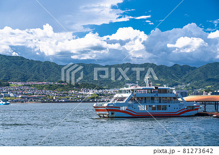 《広島県》夏空の瀬戸内海・宮島フェリー 81273642
