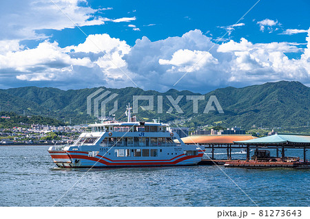 《広島県》夏空の瀬戸内海・宮島フェリー 81273643