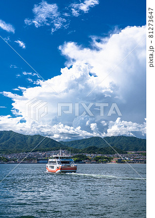 《広島県》夏空の瀬戸内海・宮島フェリー 81273647