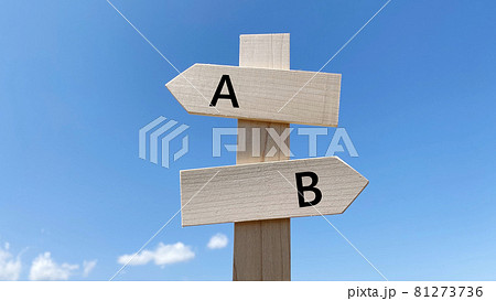 道しるべと青空_2方向_真ん中_AとBの文字入り 81273736