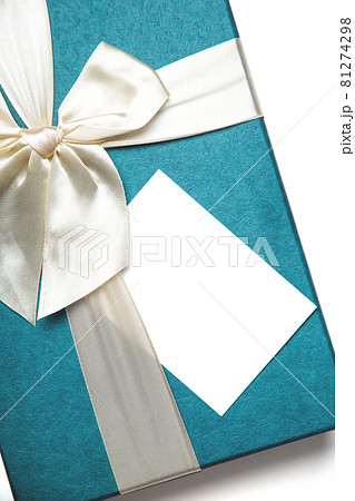 Gift box with empty white blank gift tag mock up. Christmas, birthday or wedding gift. Isolated background 81274298