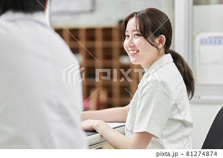 病院で働く女性看護師 病院で働く女性看護師 81274874