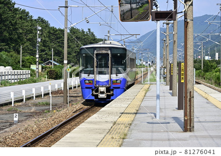 越中宮崎駅を発車する、えちごトキめき鉄道ET122形気動車 越中宮崎駅を発車する、えちごトキめき鉄道ET122形気動車 81276041