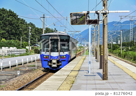 越中宮崎駅を発車する、えちごトキめき鉄道ET122形気動車 81276042