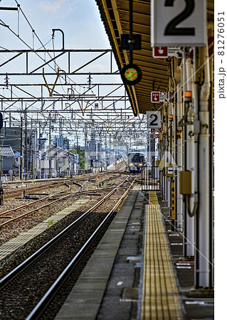 魚津駅(あいの風とやま鉄道)に到着する521系電車 魚津駅(あいの風とやま鉄道)に到着する521系電車 81276051