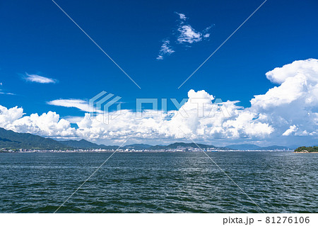 《広島県》夏空の瀬戸内海・宮島フェリー 《広島県》夏空の瀬戸内海・宮島フェリー 81276106