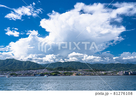 《広島県》夏空の瀬戸内海・宮島フェリー 81276108