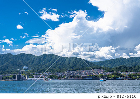《広島県》夏空の瀬戸内海・宮島フェリー 81276110