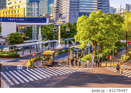 横浜桜木町の都市風景　夕刻の桜木町駅前、ロープウェイ乗り場とバス乗り場 81276497