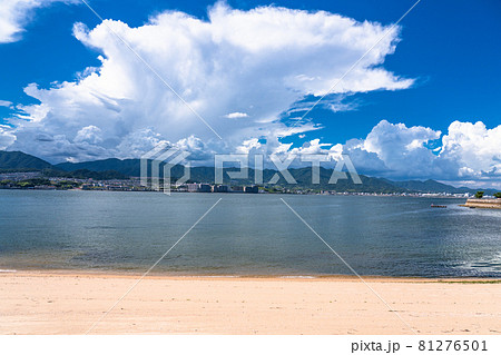 《広島県》夏空の瀬戸内海・宮島の砂浜 《広島県》夏空の瀬戸内海・宮島の砂浜 81276501