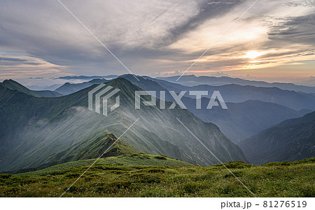 夕焼け空と谷川連峰縦走路 81276519