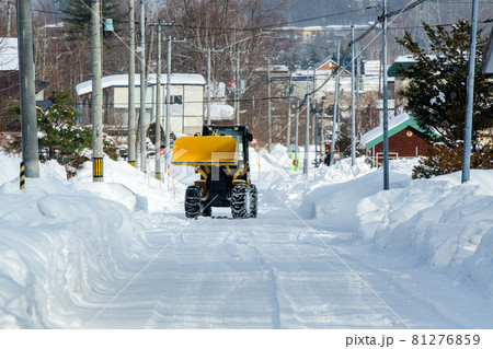 北海道の市街地を除雪する風景 北海道札幌市 北海道の市街地を除雪する風景 北海道札幌市 81276859