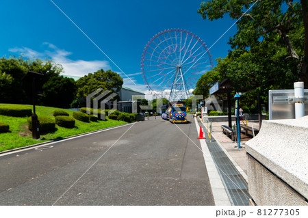 観覧車と周遊トレイン 81277305