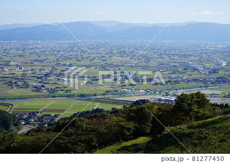 富山県小矢部市にある稲葉山展望台からの眺め小矢部アウトレットパーク 81277450