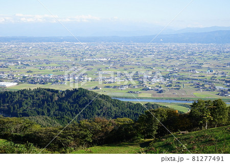 富山県小矢部市にある稲葉山展望台からの眺め高岡市と小矢部市方向 81277491