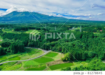 広々とした快晴の那須岳と那須高原、美しい新緑の那須高原、リゾート地の那須塩原 広々とした快晴の那須岳と那須高原、美しい新緑の那須高原、リゾート地の那須塩原 81278645