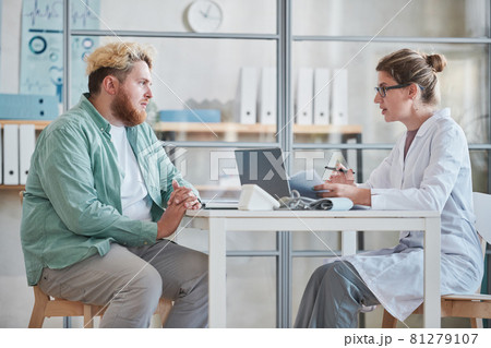 Man talking to the doctor at office Man talking to the doctor at office 81279107