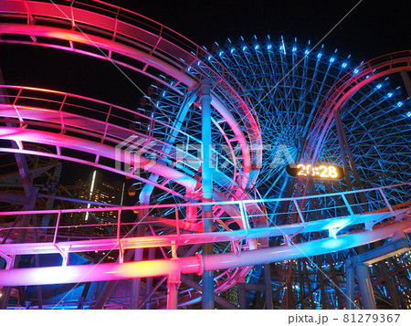 横浜コスモワールドの夜景　ジェットコースターと観覧車 81279367