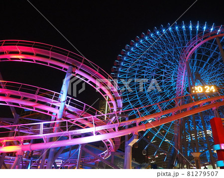 横浜コスモワールドの夜景 ジェットコースターと観覧車 横浜コスモワールドの夜景 ジェットコースターと観覧車 81279507