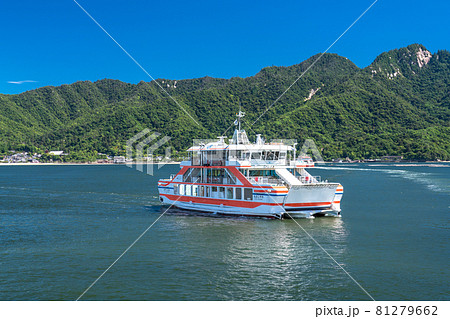 《広島県》夏空の瀬戸内海・宮島フェリー 81279662