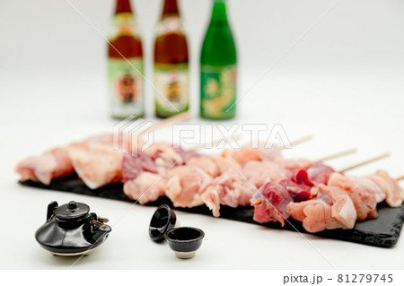 焼鳥盛り合わせと焼酎 焼鳥盛り合わせと焼酎 81279745