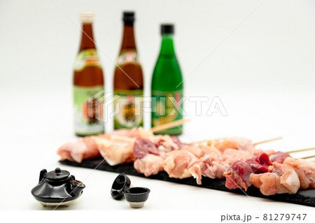 焼鳥盛り合わせと焼酎 81279747