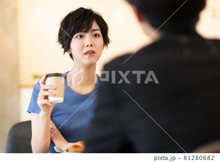 カフェで会話するカップル 81280682