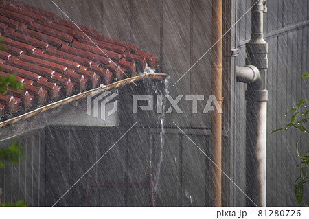 激しい雨が降る住宅街 81280726