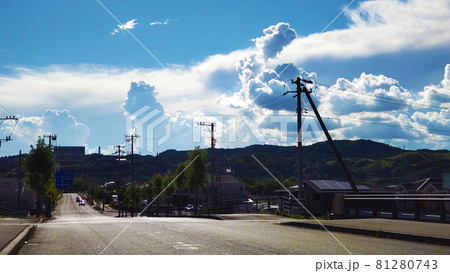 青空と下道と車 青空と下道と車 81280743