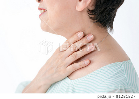 シニア女性　ビューティーイメージ　首すじ 81281827