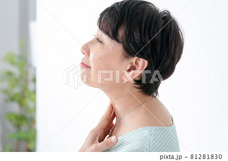 シニア女性　ビューティーイメージ　首すじ 81281830