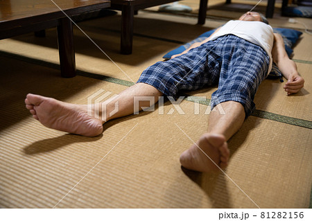 シニア男性　寝る　仰向け 81282156