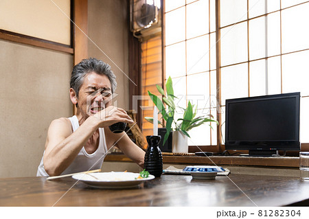 シニア男性　晩酌　酒　アル中 81282304