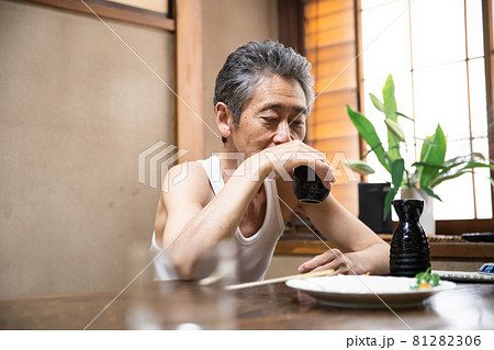 シニア男性　晩酌　酒　アル中 81282306