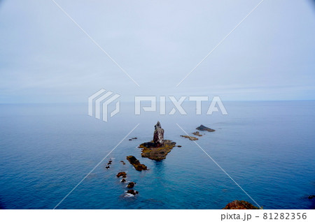 青の海にそびえ立つ岩 青の海にそびえ立つ岩 81282356