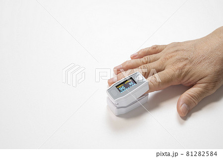 パルスオキシメーターをつけた右手のアップ 81282584