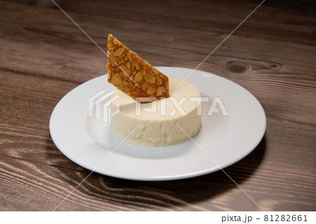 Bavarian recipe with pear and vanilla served with almond nougatine 81282661