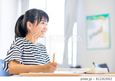 塾で勉強する小学生の女の子　撮影協力：中央工学校附属日本語学校 81282662