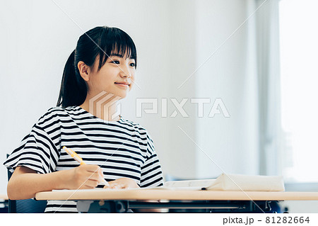 塾で勉強する小学生の女の子　撮影協力：中央工学校附属日本語学校 81282664