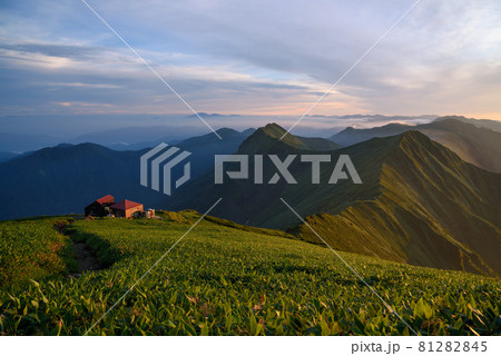 夕焼け空と谷川連峰・肩ノ小屋 81282845