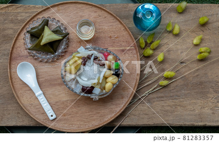 Traditional chinese iced sweet dessert is delicious here are many grains Served with boil sugar syrup in Glass bowl. Traditional chinese iced sweet dessert is delicious here are many grains Served with boil sugar syrup in Glass bowl. 81283357