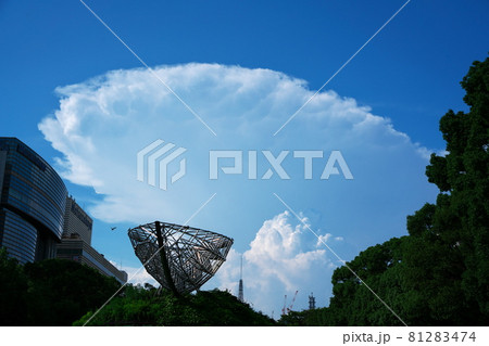 夏の名古屋市久屋大通公園から光の広場の船のオブジェと積雷雲を望む 81283474